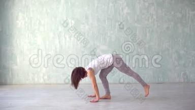 十几岁的女孩在家里练习<strong>瑜伽</strong>，年轻健康的女人做<strong>瑜伽</strong>和<strong>伸展</strong>运动，以调整和完成运动